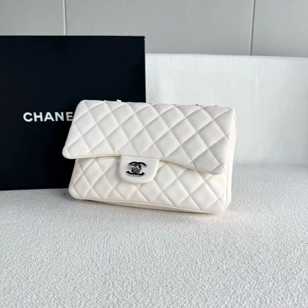 Chanel Women Pre-Loved Bag Very Good Condition - Picture 4 of 9